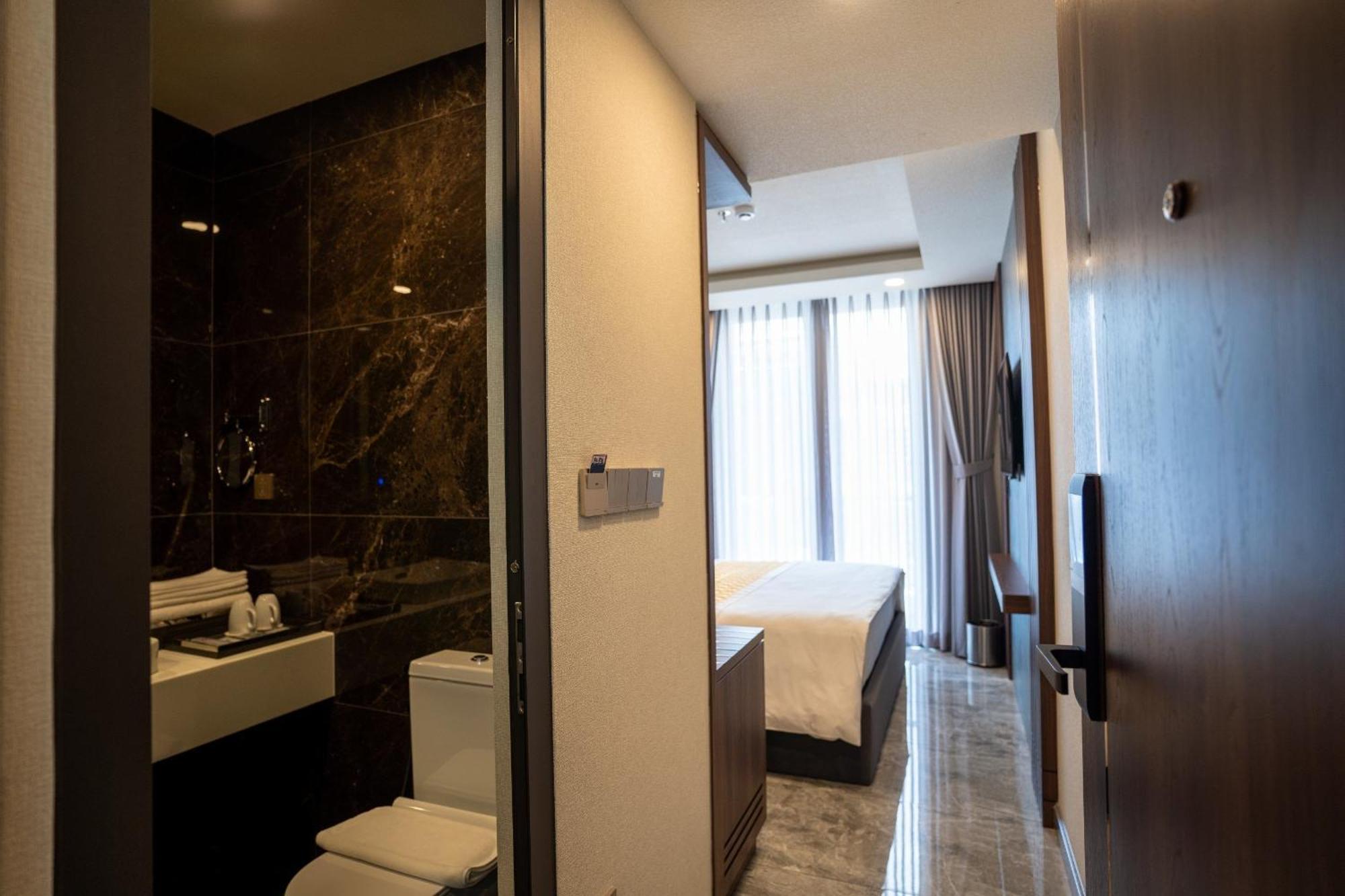 The Moon 2 Hotel Khách sạn 2*