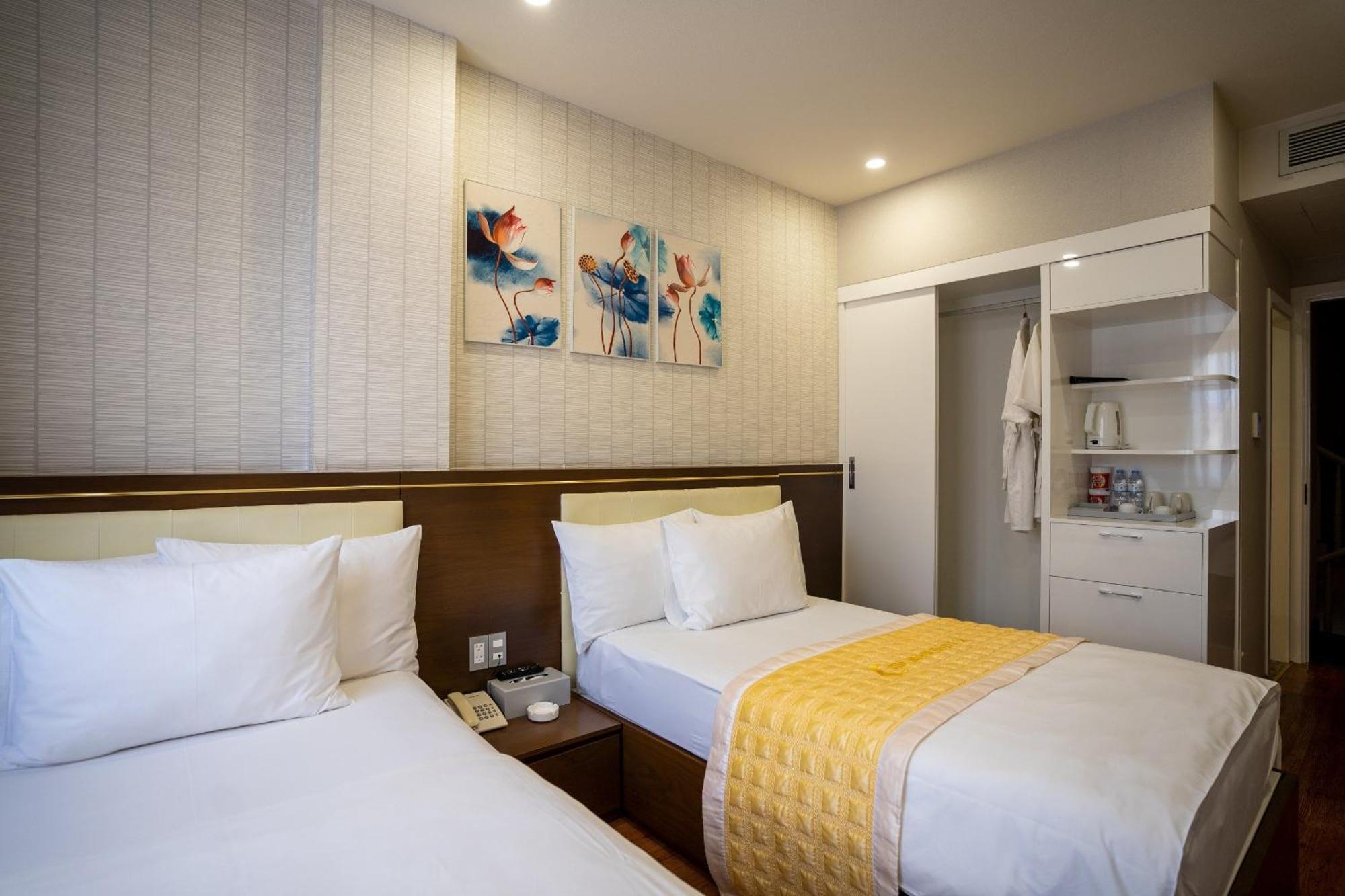 The Moon 2 Hotel