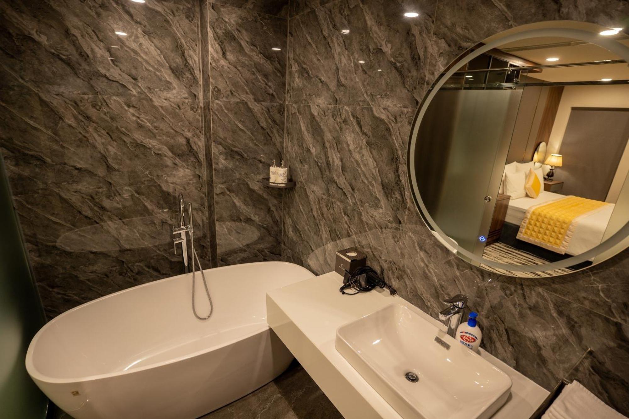 The Moon 2 Hotel 2*